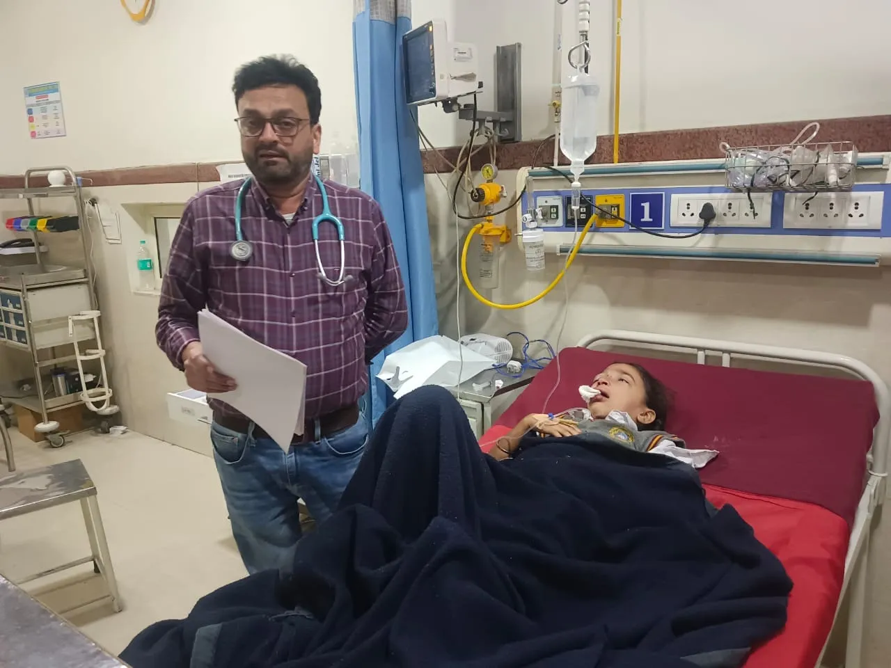 शाहजहांपुर में स्कूल वाहन की खिलडी खुलने से सडक पर गिरी घायल छात्रा