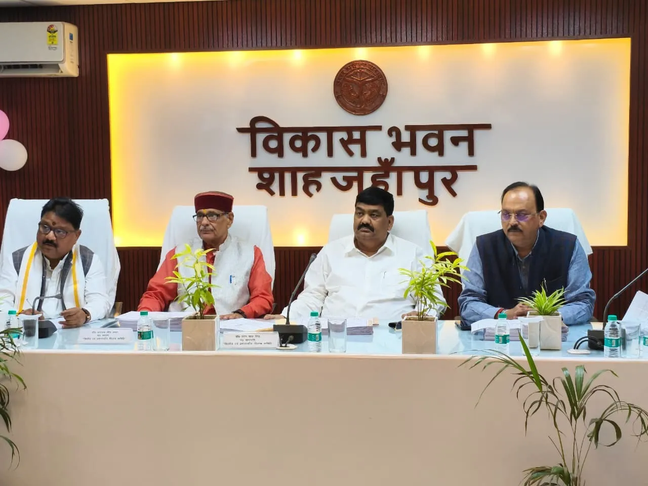 बजट खर्च की समीक्षा करते विधानसभा की वित्तीय एवं प्रशासकीय विलंब समिति सभापति व सदस्य