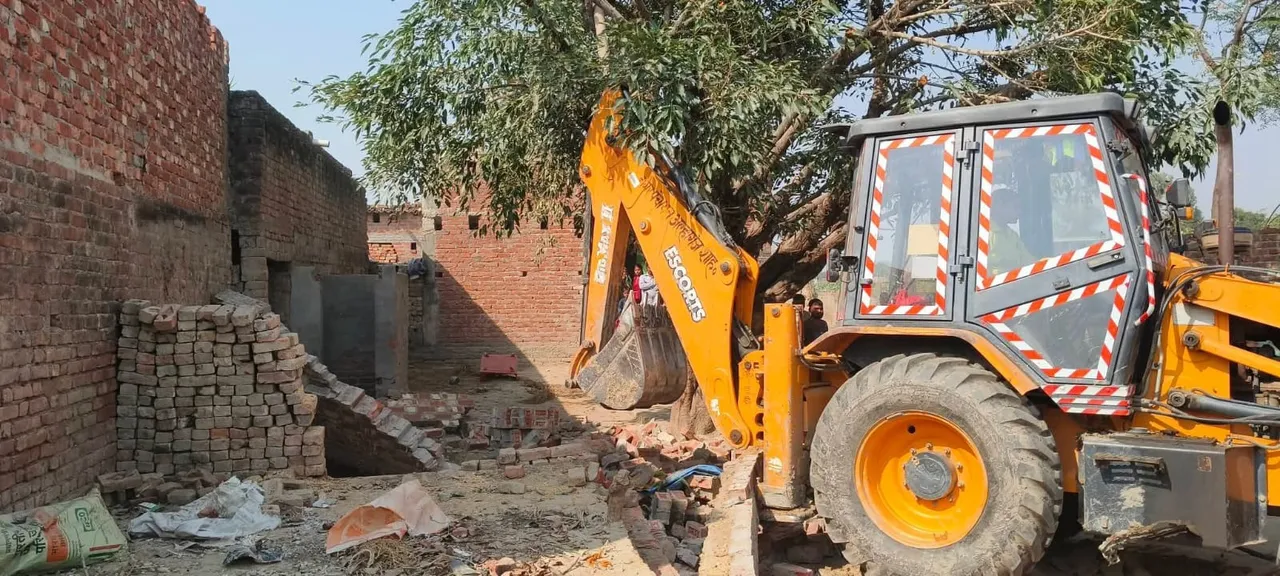 जलालाबाद तहसील के गांव रोली बौरी में अतिक्रमण ढहाते बुलडोजर