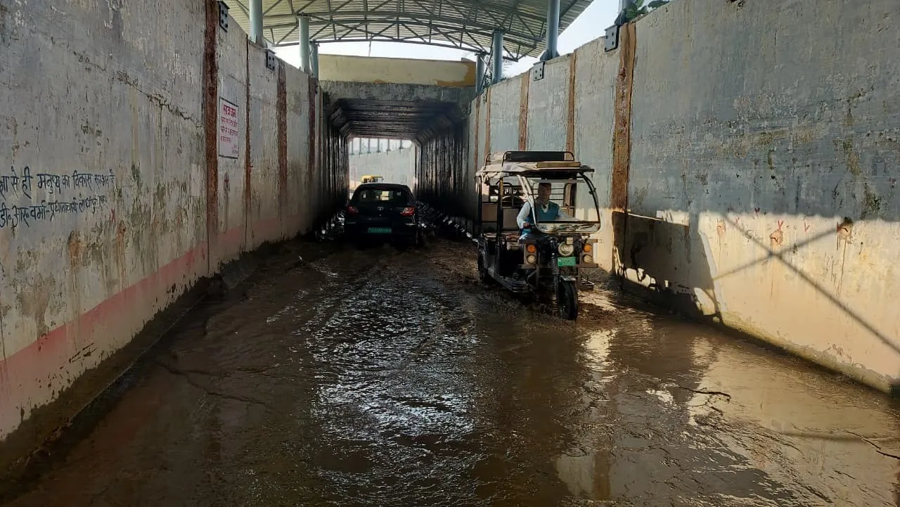 टेढ़ी पुलिया के पास जलभराव बना मुसीबत, ठेकेदार की लापरवाही से जनता बेहाल