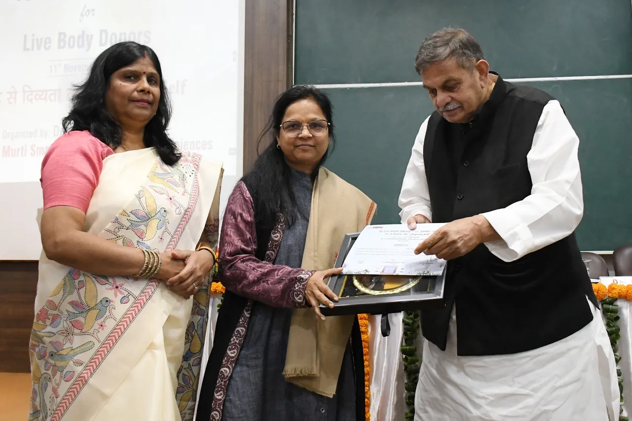 देहदान करने वाले दानियों को सम्मानित करते हुए चेयरमैन देवमूर्ति