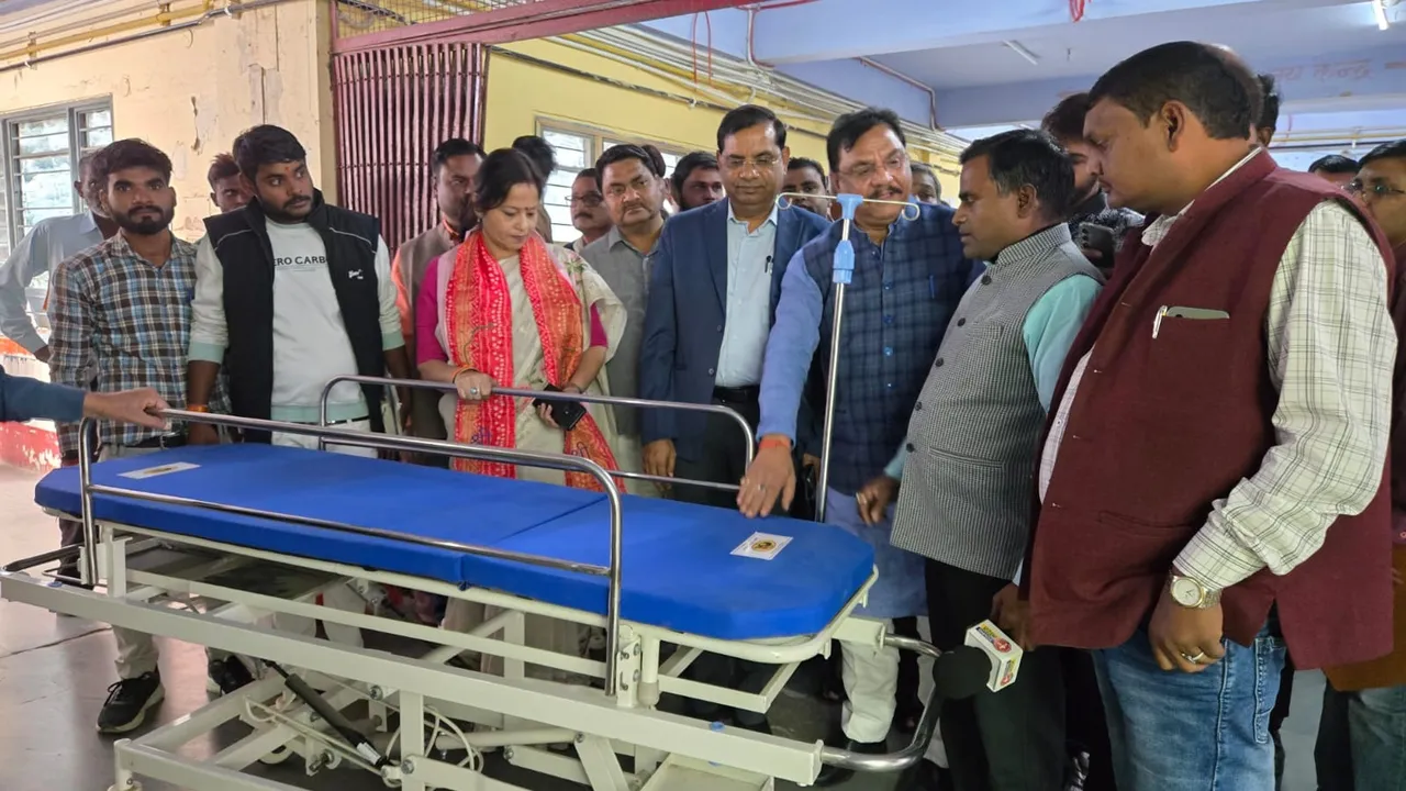 शाहेजहांपुर में मेडिकल कालेज को चिकित्सा उपकरण भेंट करते राज्यसभा सदस्य मिथिलेश कुमार