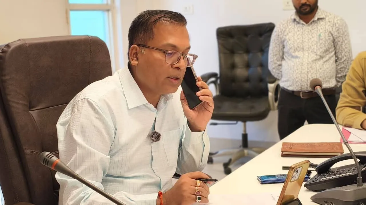 हक की बात जिलाधिकारी के साथा  फेसबुक लाइव में गूंजा महिलाओं का आत्मविश्वास — समस्याओं का होगा समाधान