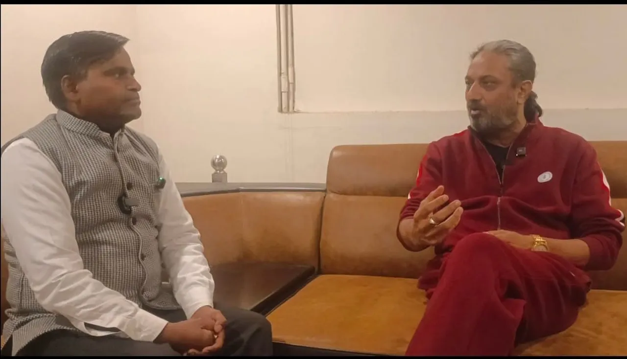 बिहार की राजनीति पर बात करते शशांक सखा