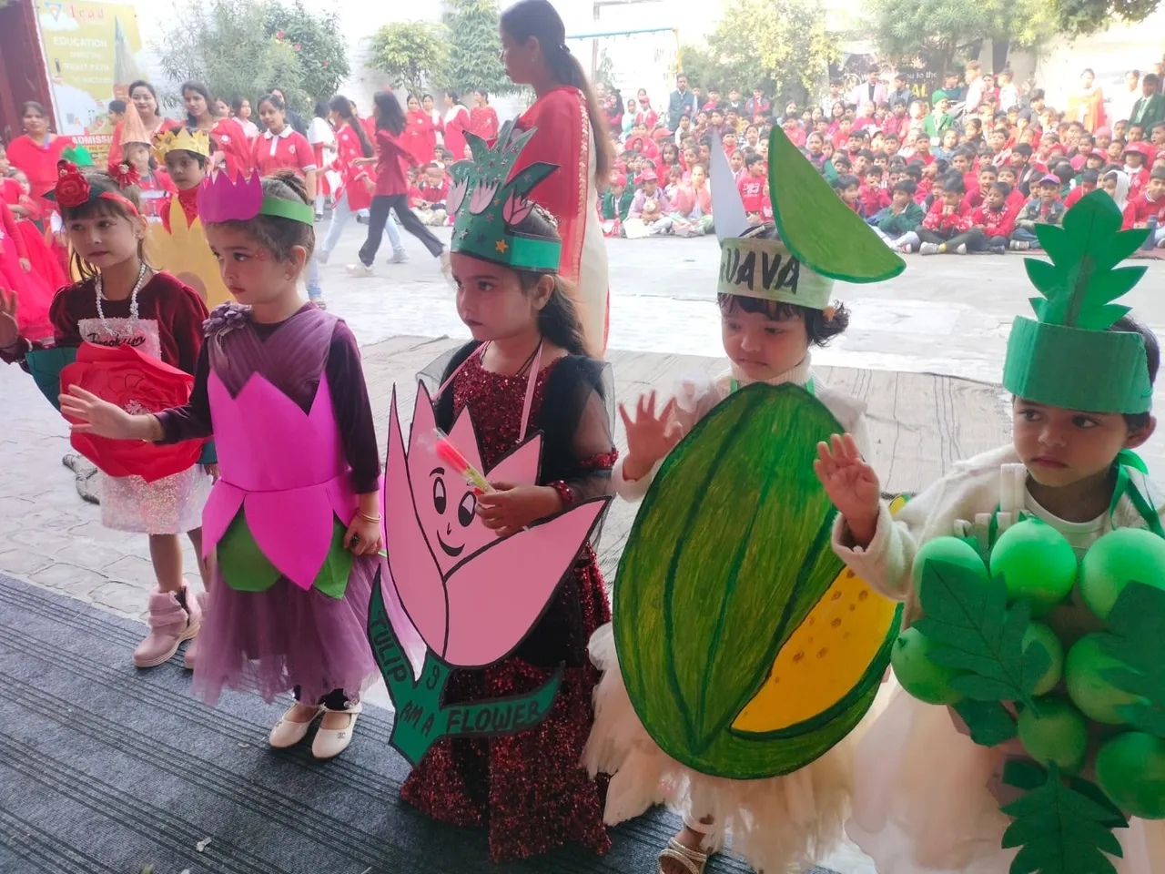 बाल दिवस पर लीड कांवेंट में पर्यावरण पर केंद्रित कार्यक्रम प्रस्तुत करते बच्चे