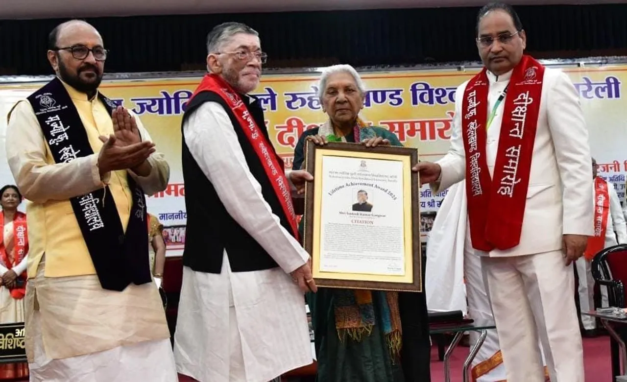 रुहेलखंड विश्वविद्यालय के दीक्षांत समारोह में लाइफ टाइम अचीवमेंट अवार्ड से सम्मानित होते झारखंड के राज्यपाल संतोष गंगवार