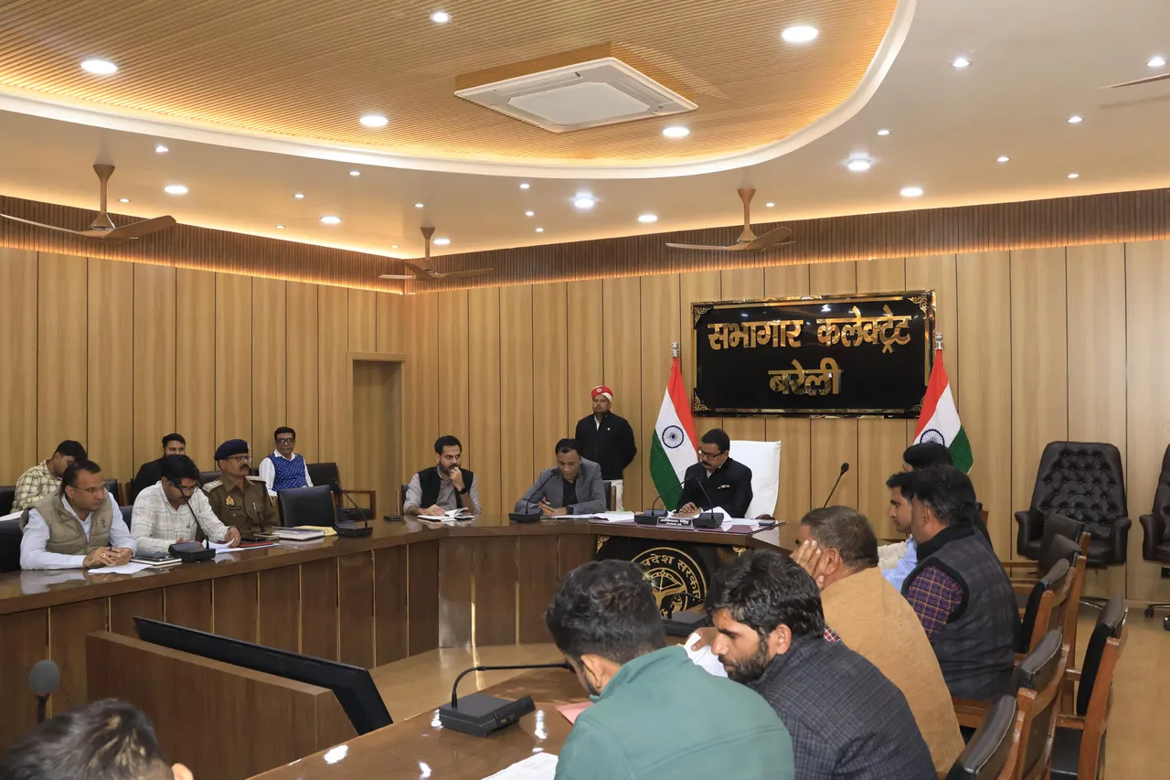 अधिकारियों की मीटिंग लेते हुए डीएम अविनाश सिंह