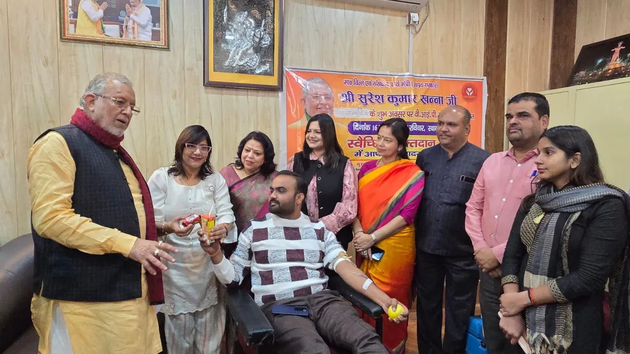 हनुमतधाम में आयोजित शिविर में रक्तदान करते गली मोहल्ला शो के संचालक