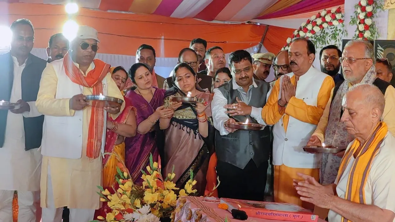 रामकथा के समापन पर आरती करते आयोजक