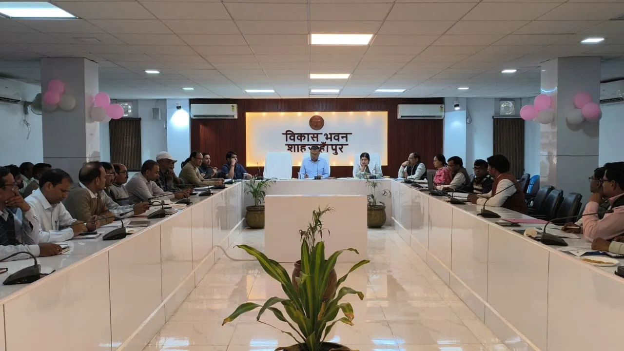 जिलाधिकारी ने विकास कार्यों की समीक्षा बैठक में जताई कड़ी नाराज़गी  योजनाओं की प्रगति कमजोर होने पर अधिकारियों पर होगी कार्यवाही