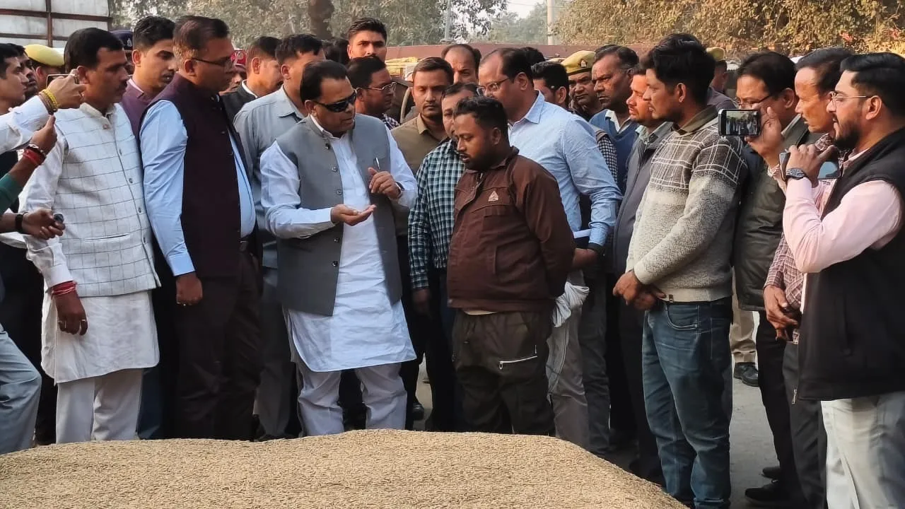 शाहजहांपुर की रोजा मंडी में धान खरीद का निरीक्षण करते प्रभारी मंत्री नरेंद्र कश्यप