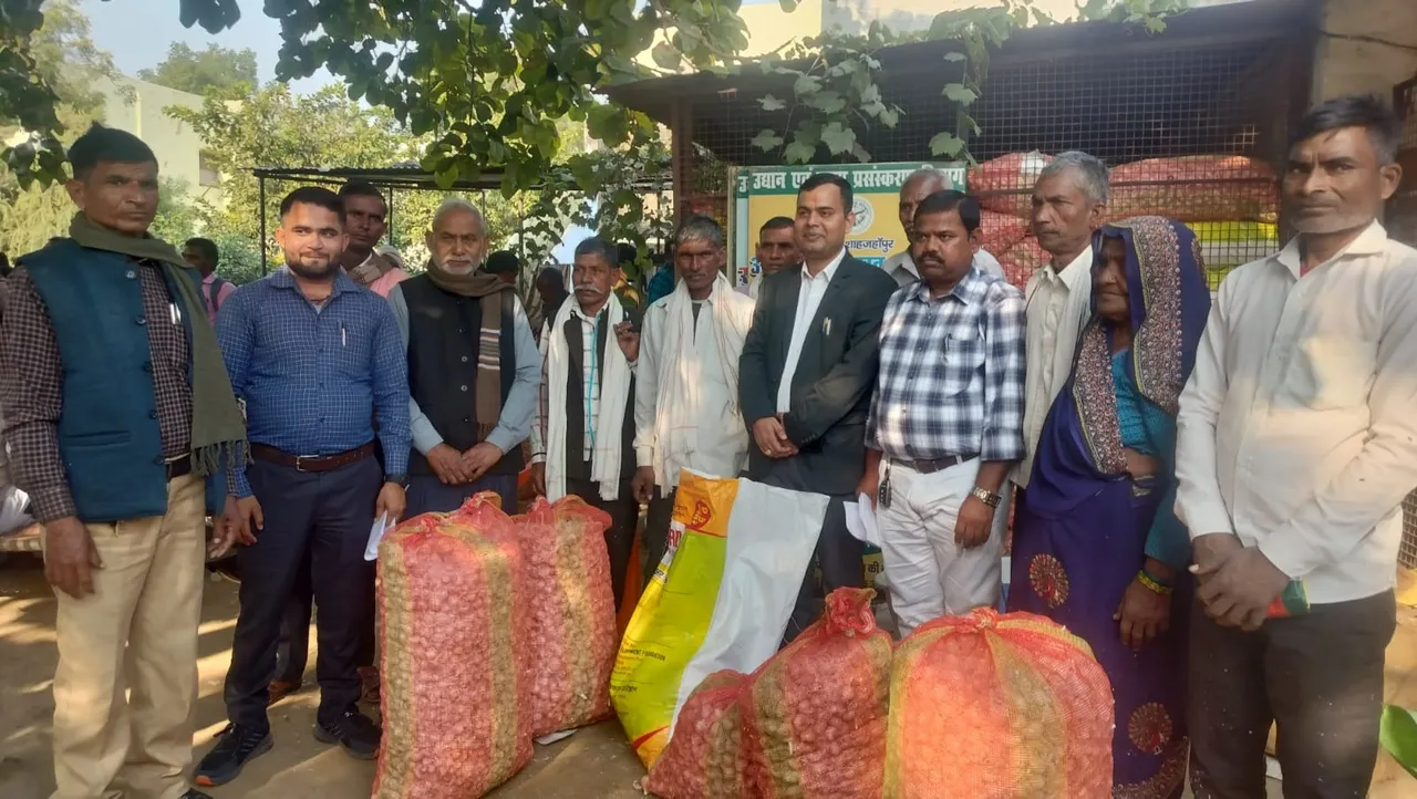 किसानों को निश्शुल्क बीज वितरित करके डीएचओ पुनीत पाठक