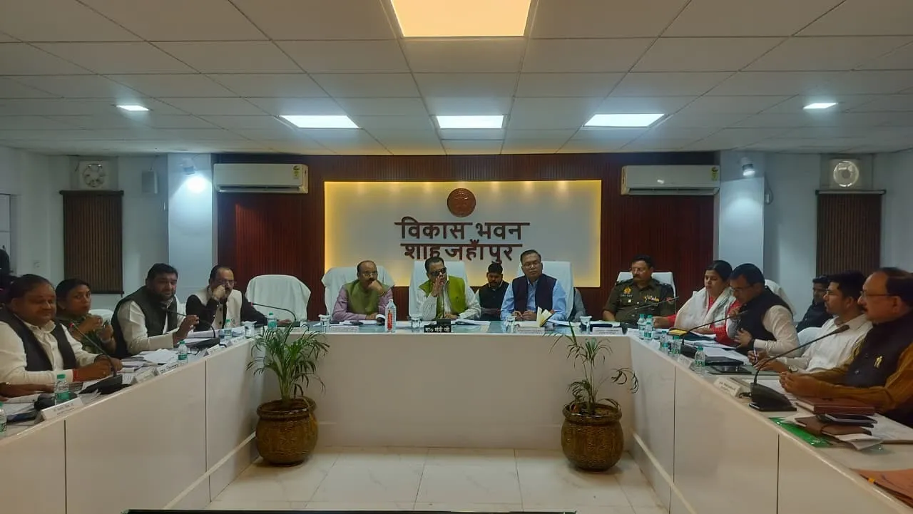 किसानों के साथ संवाद कर योजनाओं की जमीनी समीक्षा में जुटे प्रभारी मंत्री नरेंद्र कश्यप