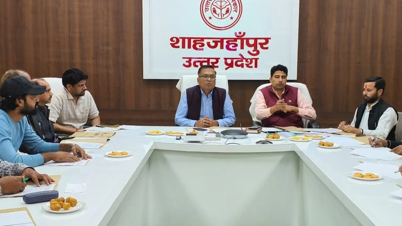 जिला निर्वाचन अधिकारी ने राजनीतिक दलों संग की बैठक, मतदेय स्थलों के सम्भाजन पर चर्चा तेज