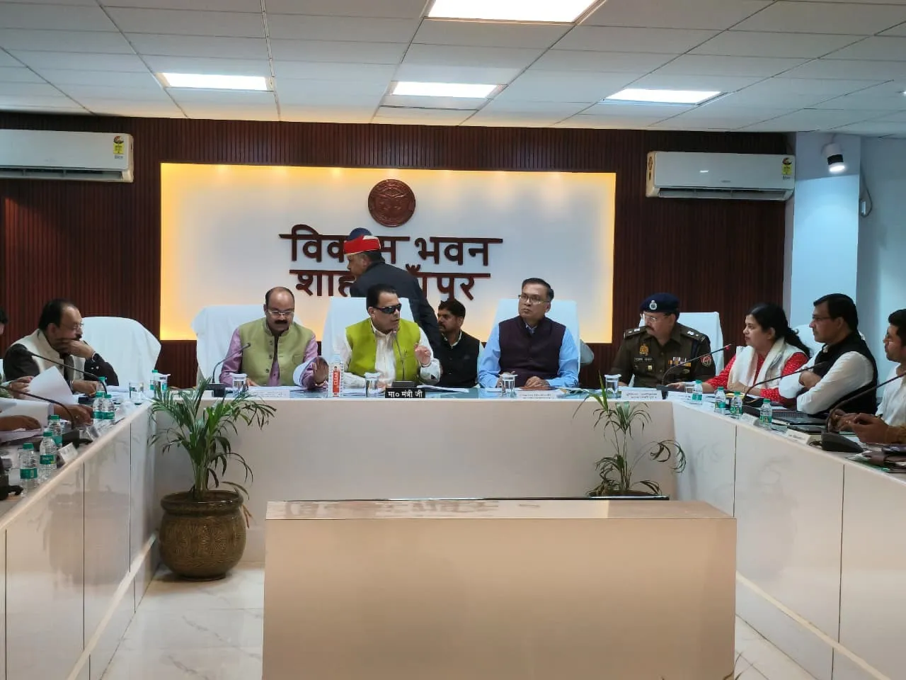 कानून व्यवस्था की बैठक करते प्रभारी मंत्री नरेंद्र कश्यप