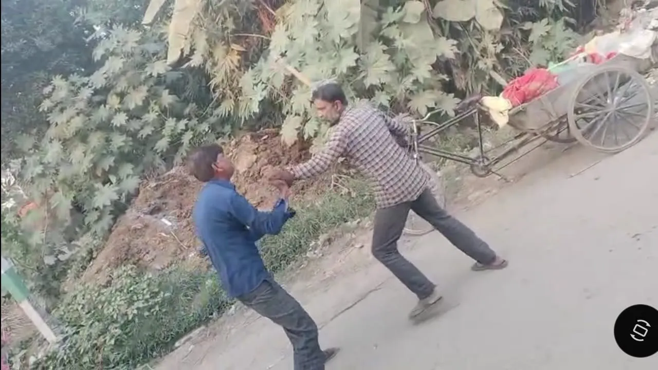 सब्जी विक्रेता की पिटाई करते दबंग