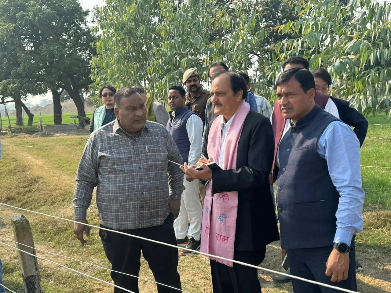 शाहजहांपुर में औद्योगिक निवेश के लिए जमीन का निरीक्षण करते जापानीज प्रतिनिधि मंडल के सदस्य