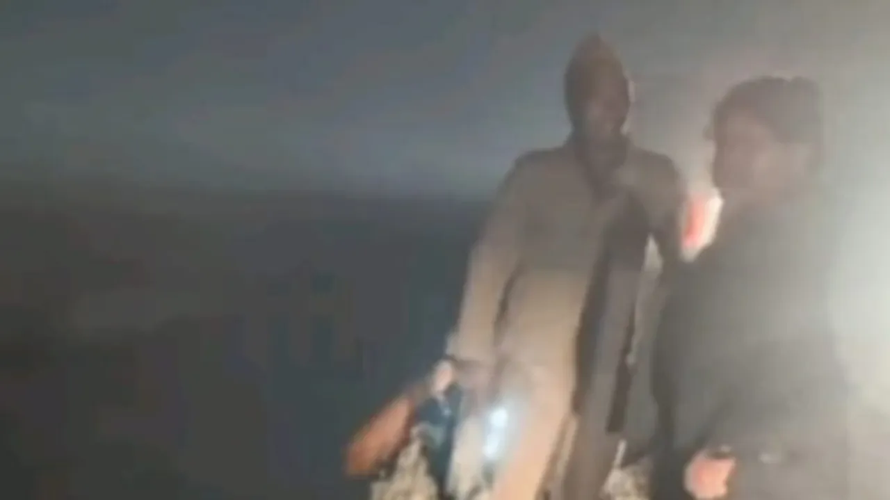 शाहजहांपुर में रामगंगा पुल से गन्ना लदा ट्रक नदी में गिरा, चालक ने छलांग लगाकर बचाई जान