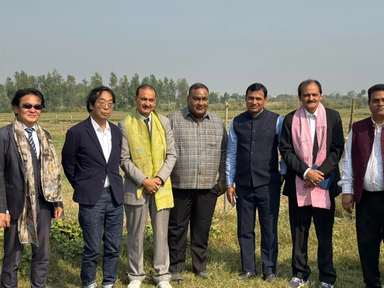 कैंट में जमीन निरीक्षण के बाद नगर निगम अधिकारियों केसाथ जापानी दल