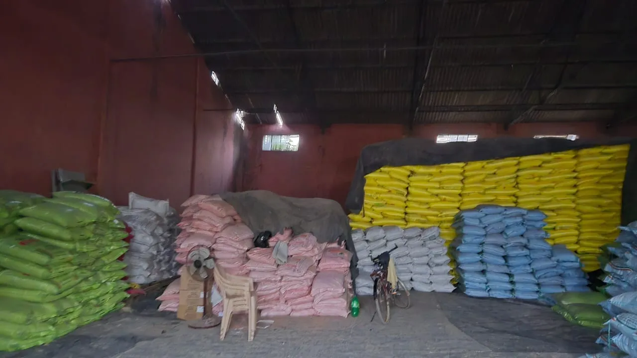 पीसीएफ गोदाम में खाद का स्टाफ