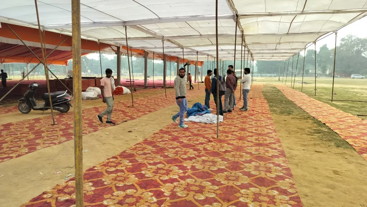 ओसीएफ रामलीला मैदान में सजता सामूहिक विवाह मंच