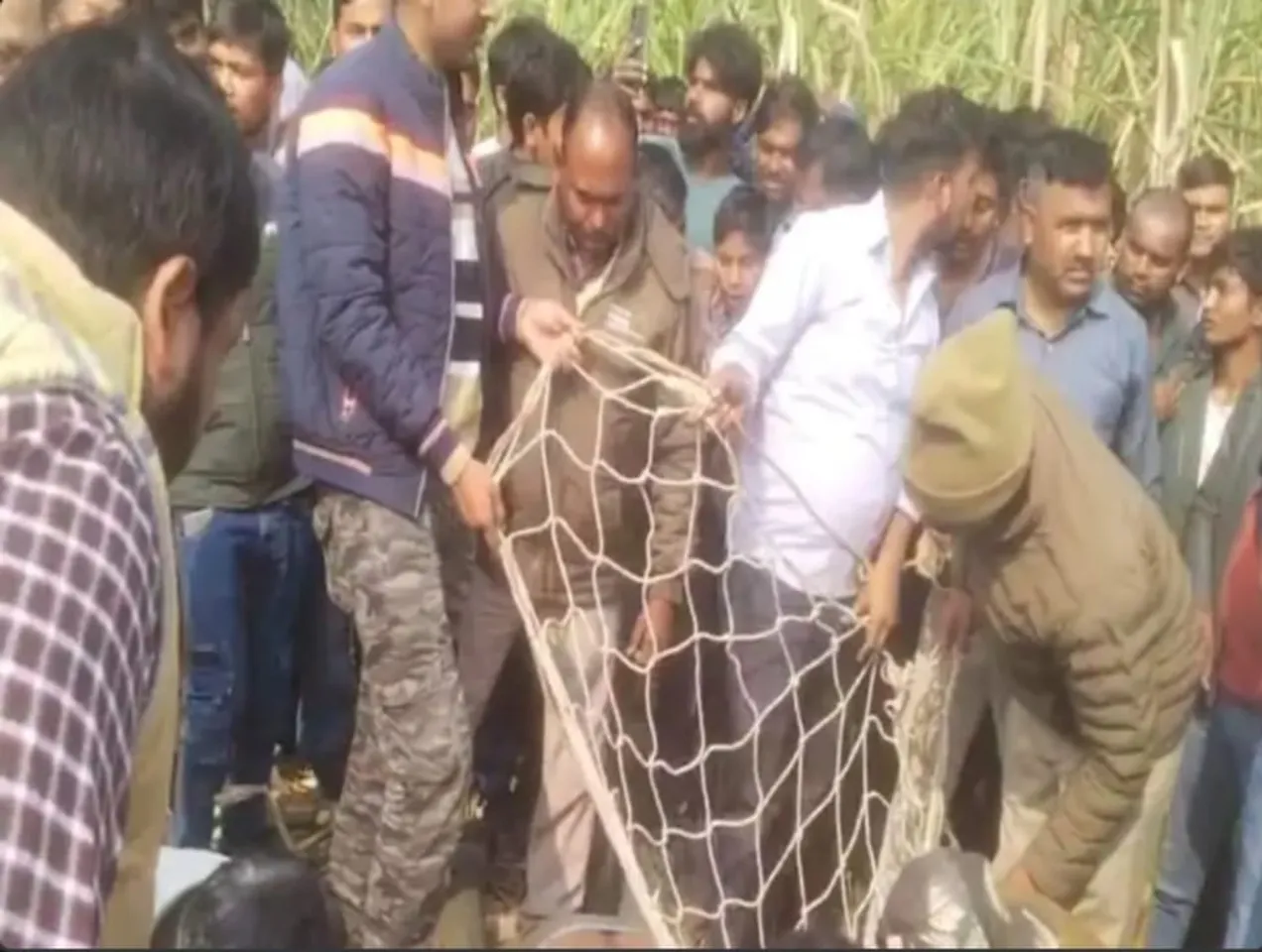 पटाखों की आवाज से घबराया तेंदुआ  शाहजहांपुर जिले के खुटार थाना क्षेत्र के सौफरी गांव में रविवार सुबह किसान अपनी फसलों को बचाने के लिए पटाखे लेकर खेतों में गए थे। सुबह लगभग 6 बजे किसान राजाराम ने खेत में तेंदुए को घूमते देखा तो उन्होंने लगातार पटाखे जलाए। पटाखों के शोर से घबराया तेंदुआ भागते हुए खेत में बने कुएं में गिर पड़ा।  ग्रामीणों की सूझबूझ से बची अनहोनी  तेंदुए को कुएं में गिरते देख किसान राजाराम ने हिम्मत दिखाते हुए कुएं का आधा हिस्सा तुरंत बंद कर दिया, ताकि तेंदुआ बाहर न निकल सके। कुछ ही देर में गांव के लोग भी मौके पर इकट्ठा हो गए और पुलिस व वन विभाग को सूचना दी गई।  5 घंटे का रेस्क्यू ऑपरेशन  सूचना मिलते ही वन विभाग और पुलिस की टीम मौके पर पहुंची। करीब 5 घंटे तक चले रेस्क्यू ऑपरेशन में रस्सों और बड़े जाल की मदद से तेंदुए को सुरक्षित बाहर निकाला गया। रेस्क्यू के दौरान ग्रामीणों ने भी वन विभाग की टीम की मदद की।  10 दिनों से फैला था दहशत  ग्राम प्रधान प्रतिनिधि संतकुमार ने बताया कि तेंदुआ लगभग 10 दिन से गांव में घूम रहा था। इसी दौ