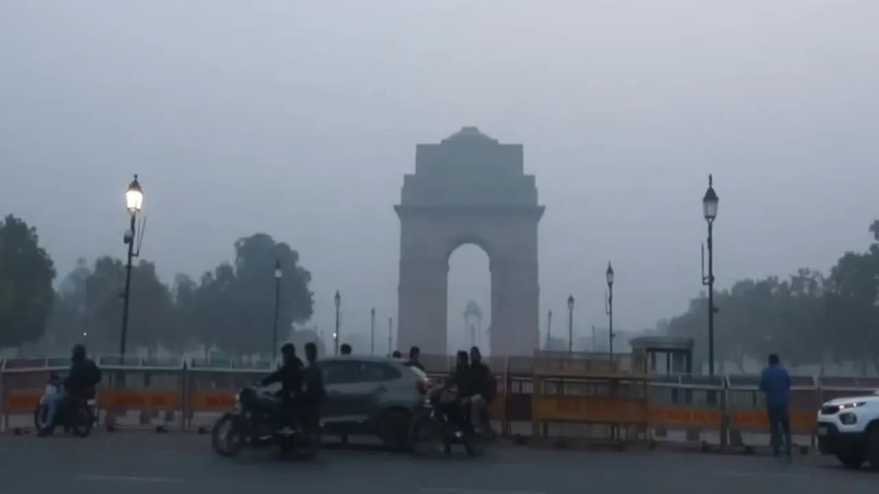 polluted India Gate