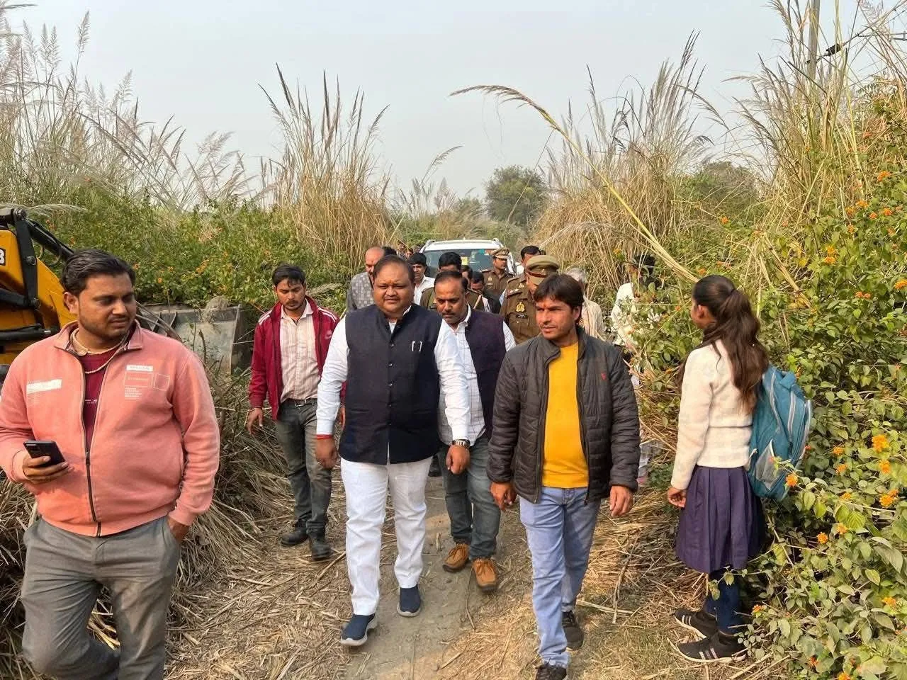 ददरौल क्षेत्र में बिजली लाइन के लिए निरीक्षण करते विधायक अरविंद सिंह