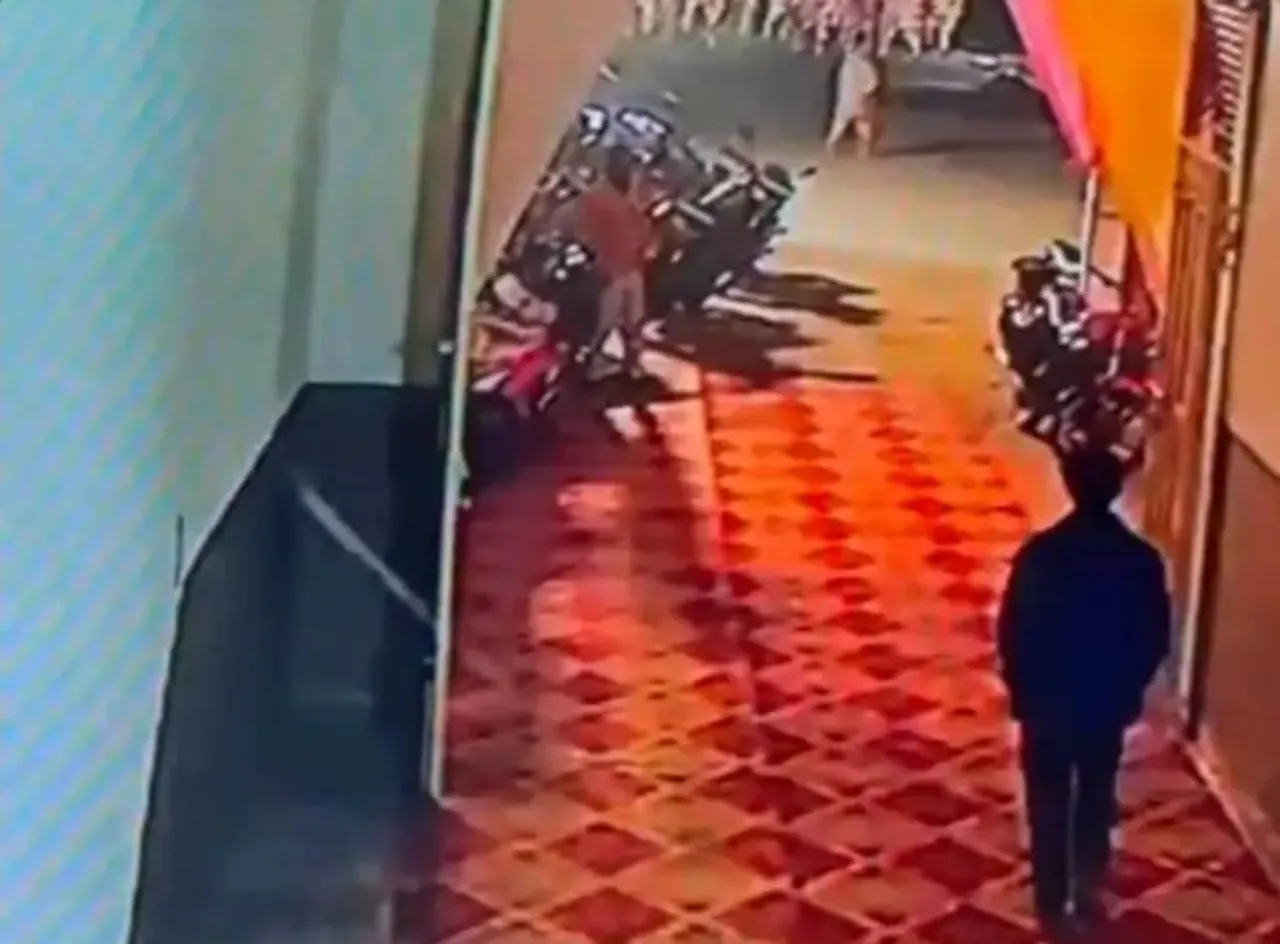 शाहजहांपुर में एक मिनट में बाइक चोरी चाबी लगाकर ले उड़ा युवक, CCTV में कैद वारदात