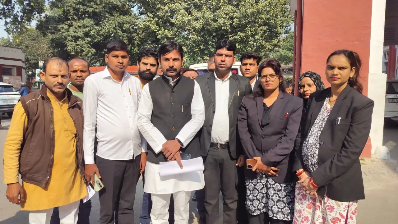 मध्यप्रदेश के आइएएस संतोष वर्मा के खिलाफ शाहजहांपुर में तहरीर देने के लिए जाते जनराज्य फ्रंट के राष्ट्रीय अध्यक्ष अजय मीरा पांडेय अंशु