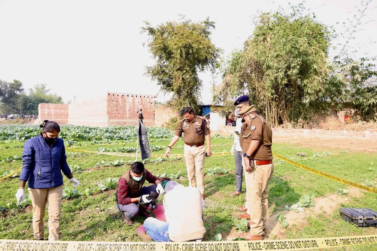 युवती की हत्या के बाद उसके शव को सील करते फारेंसिक टीम के सदस्य दिशा निर्देश देते एसपी राजेश द्विवेदी