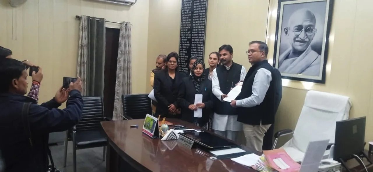 मध्यप्रदेश के आइएएस के बयान को लेकर डीएम को राष्ट्रपति को संबाेधित ज्ञापन सौंपते जनराज्य फ्रंट इंडिया के राष्ट्रयी अध्यक्ष अजय मीरा पांडेय