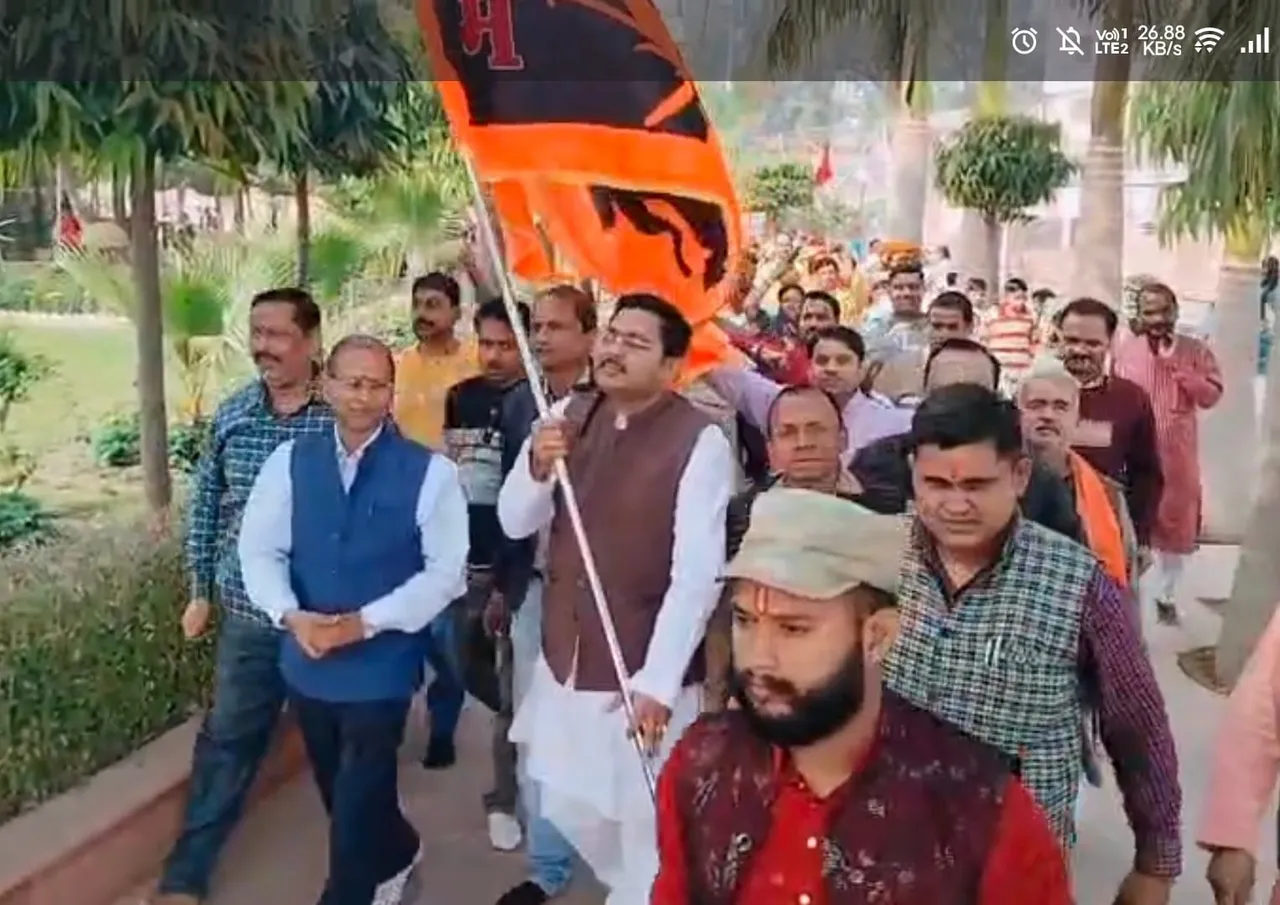 अयोध्या के रामजन्मभूमि मंदिर में धर्म ध्वजा आरोहण के उपलक्ष्य में हनुमतधाम में पताका लगाने के लिए जाते हनुमतधाम मंदिर समिति अध्यक्ष विेनोद अग्रवाल, चंद्रशेखर खन्ना धीरू भैया आदि