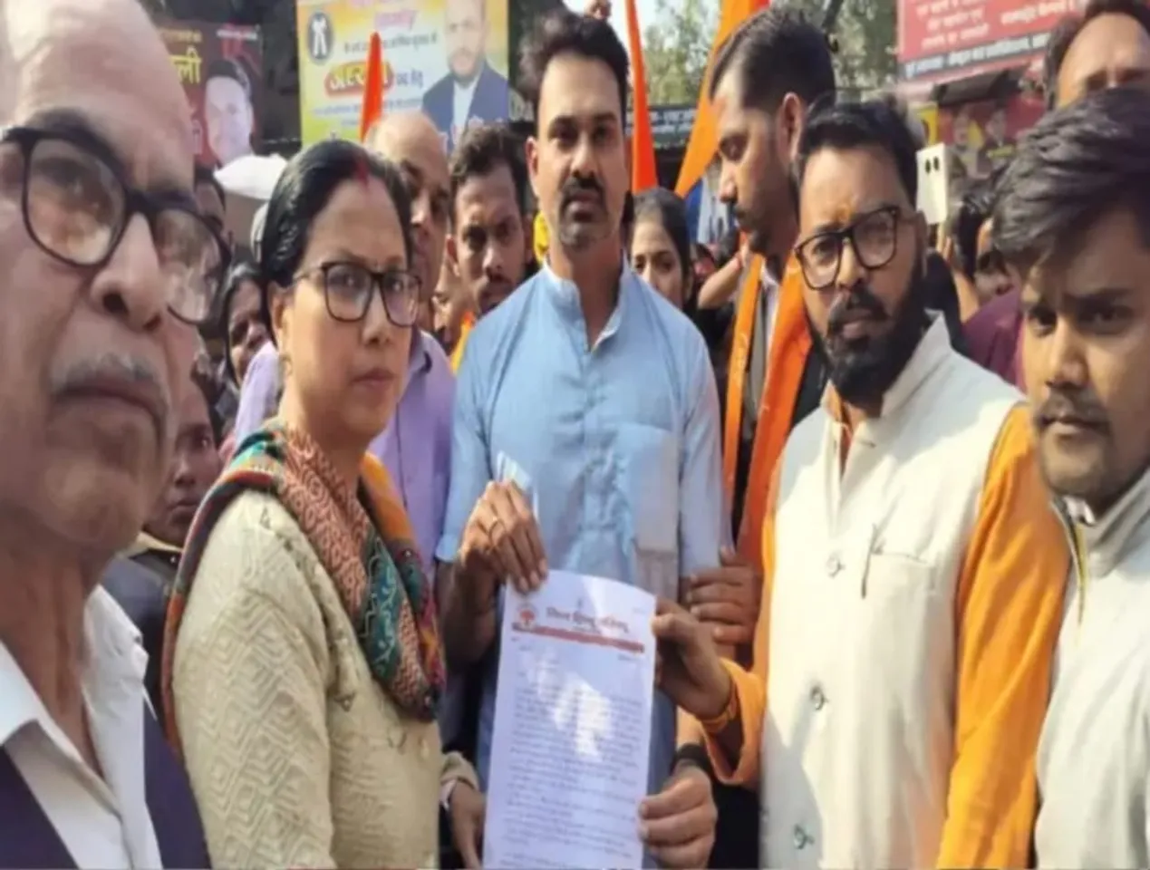 लाउडस्पीकर की आवाज कम करने और अवैध निर्माण रोकने की चेतावनी देते विहिप नेता