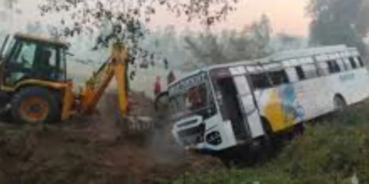 शाहजहांपुर तिलहर क्षेत्र में नेपाल से चंडीगढ़ जा रही अमन टूरिस्ट बस गहरे गड्ढे में  गिर गई।