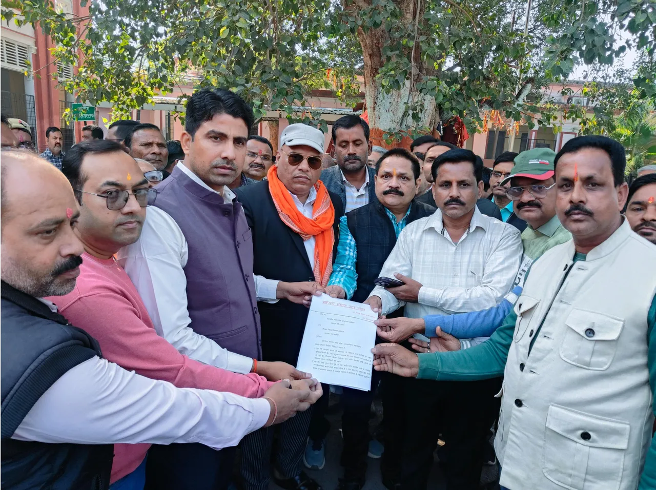 शाहजहांपुर में ब्राह्मण समाज का प्रदर्शन आईएएस अधिकारी पर FIR और बर्खास्तगी की मांग