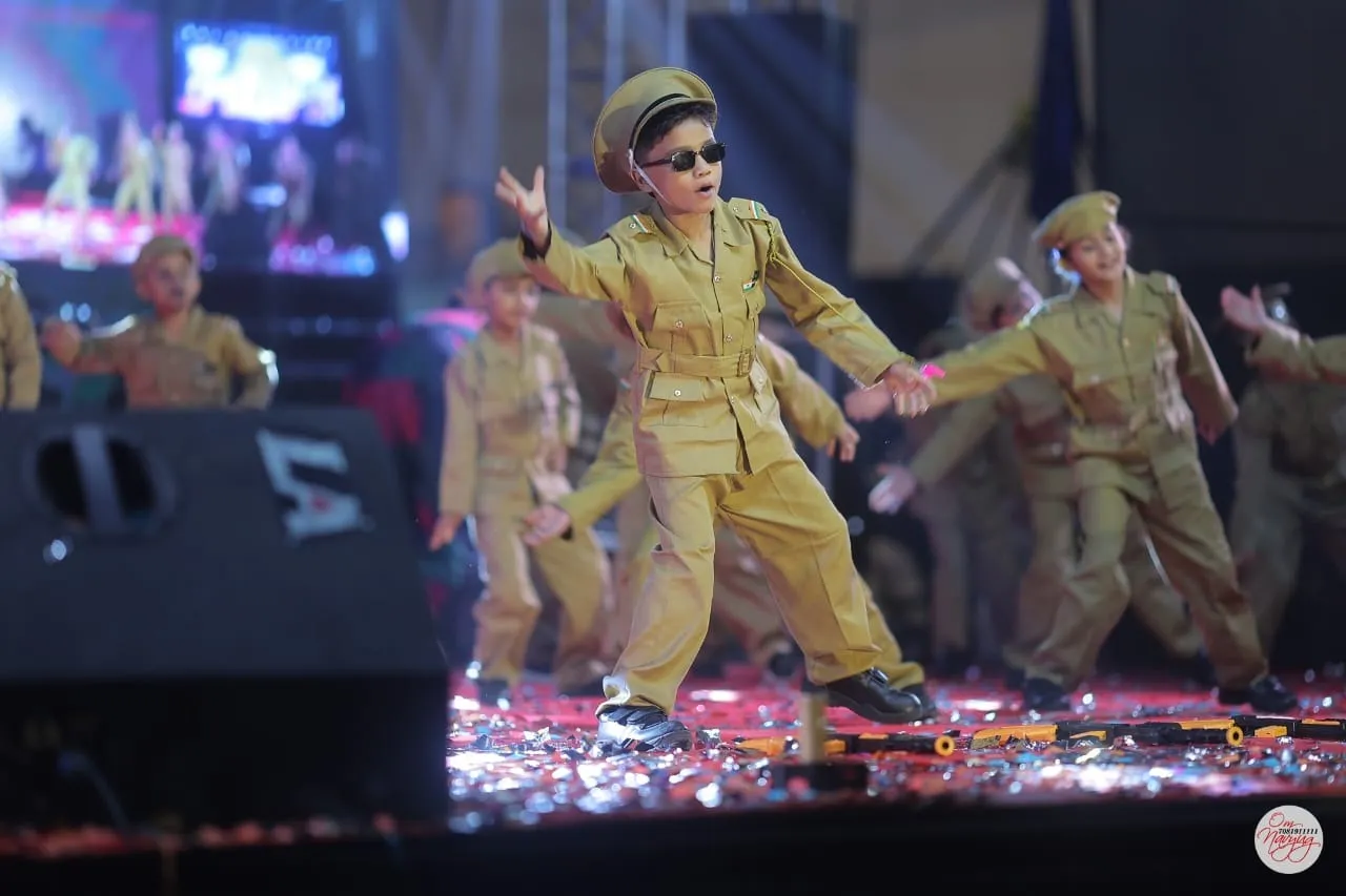 जीडी गोयंका पब्लिक स्कूल में सांस्कृतिक कार्यक्रम प्रस्तुत करते बच्चे