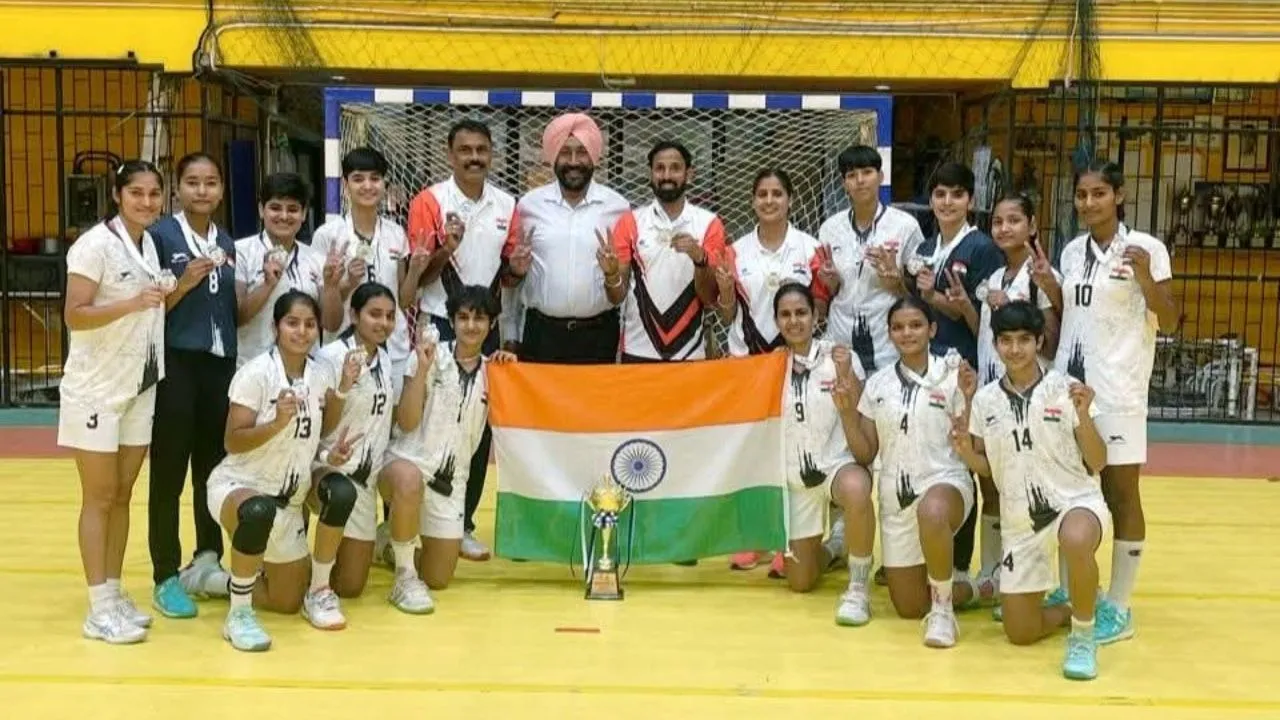 Silver medalsit Indian junior girls handball team 0