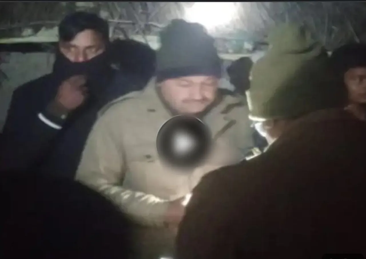 शाहजहांपुर अलियापुर बरनावा गांव में आधी रात लगी भीषणआग मौके पर पहुंची पुलिस जांच जारी