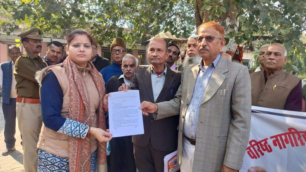 पेंशनरों ने एसडीएम को सौंपा ज्ञापन, समस्याओं के त्वरित समाधान की मांग