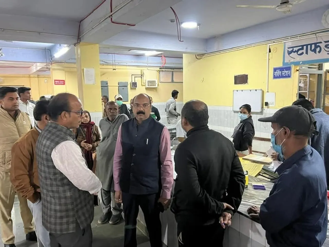 सांसद अरुण सागर मेडिकल कॉलेज में औचक निरीक्षण करते हुए