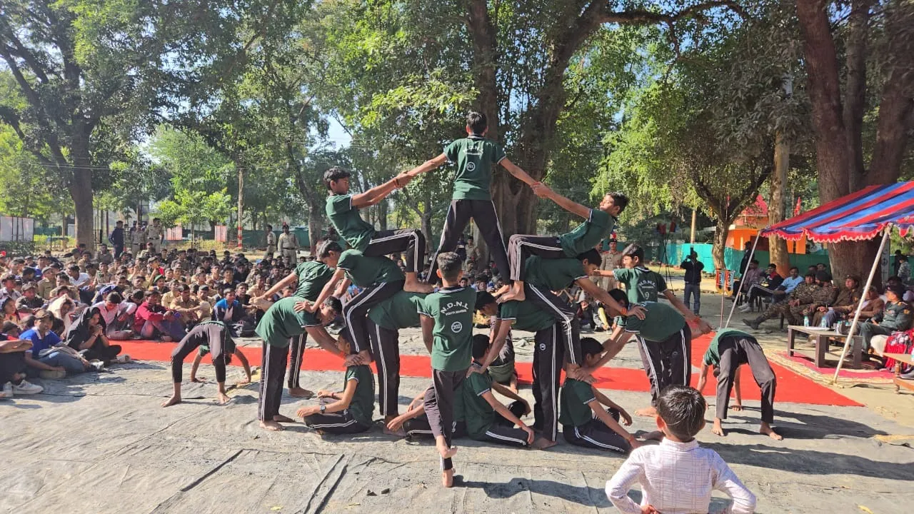 एनसीसी स्थापना दिवस समारोह प्रदर्शन करते एनसीसी छात्र