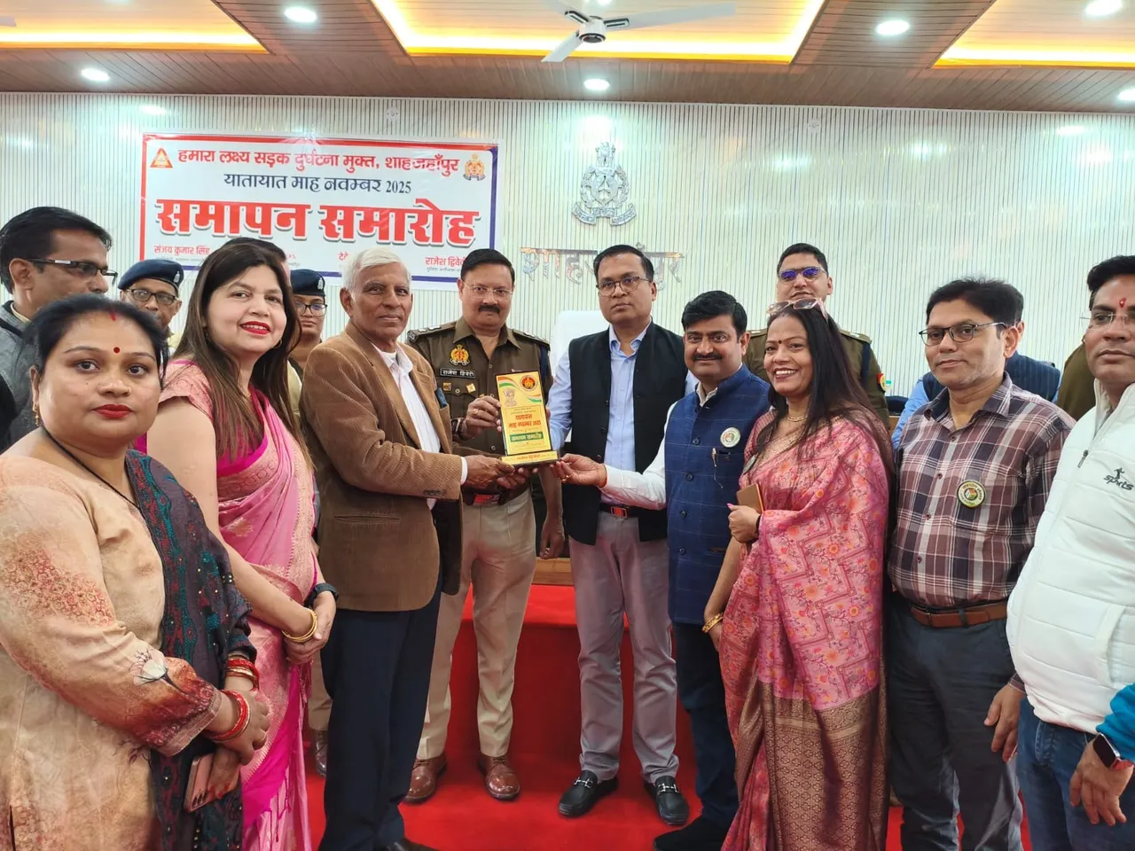 यातायात माह में सहयोग के लिए ग्रुप कैप्टन पीके गुप्ता को सम्मानित करते डीएम धर्मेंद्र प्रताप सिंह