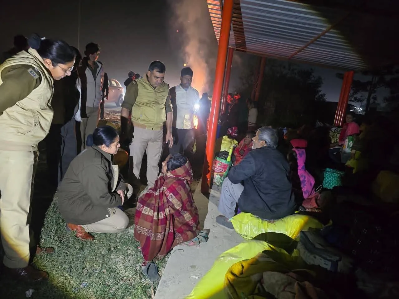 शाहजहांपुर हाईवे पर भीषण हादसा: बस पलटने से 6 यात्री घायल मथुरा से लखीमपुर जा रही  बस डिवाइडर से टकराई मची चीख पुकार