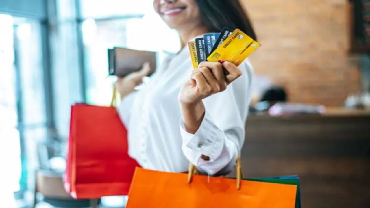 Credit Score: क्रेडिट स्कोर गिरने से हैं परेशान? इन 5 टिप्स को फॉलो करके सुधारें अपनी रेटिंग 