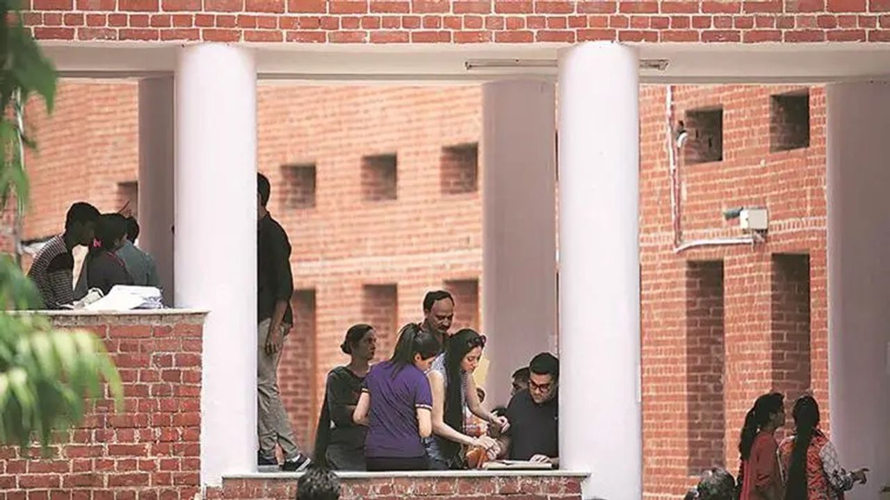 DU UG Admission 2025: डीयू की दूसरी सीट अलॉटमेंट लिस्ट जारी, कैसे करें चेक और आगे क्या करना होगा? 
