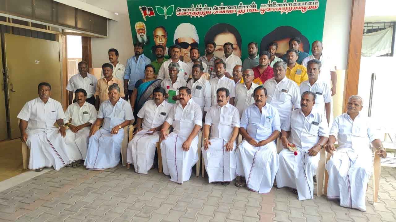 ஓ.பி.எஸ் அணி நிர்வாகிகள் இ.பி.எஸ். முன்னிலையில் அ.தி.மு.க.வில் இணைந்தனர்!