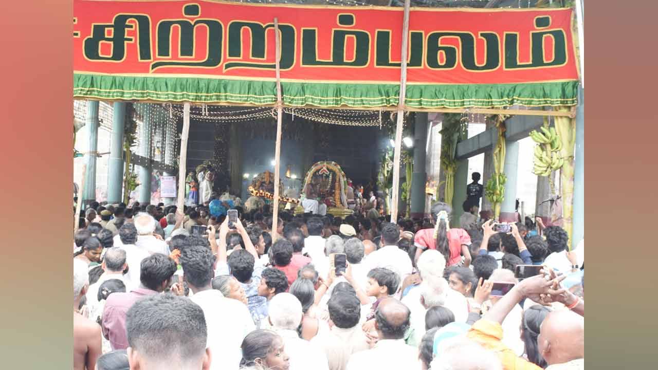 ஆனி திருமஞ்சன விழா; சாமி சிலைகளைத் திரை வைத்து மறைத்த தீட்சிதர்கள் மீது புகார்!