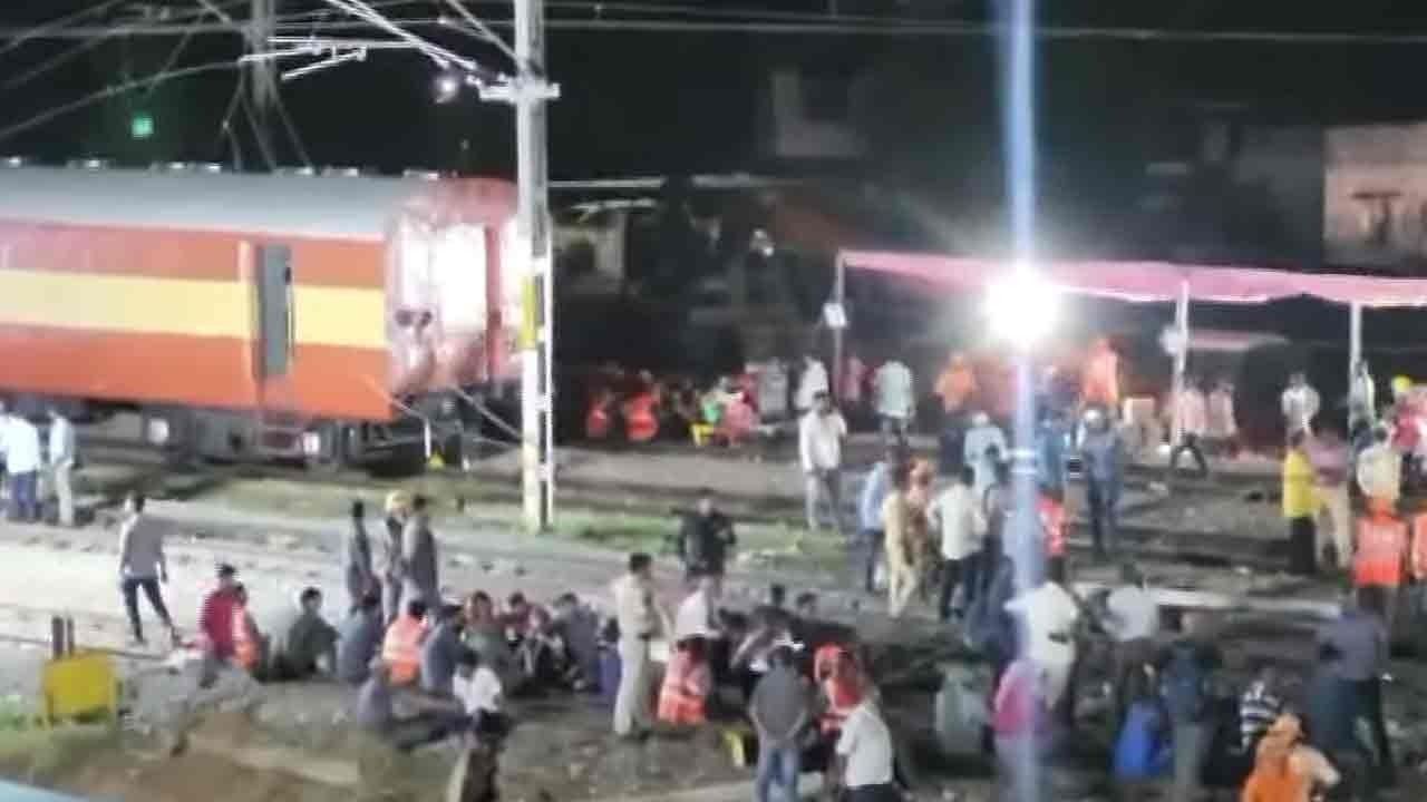 ரயில் தீ விபத்து; இரவிலும் சீரமைப்பு பணிகள் தீவிரம்!