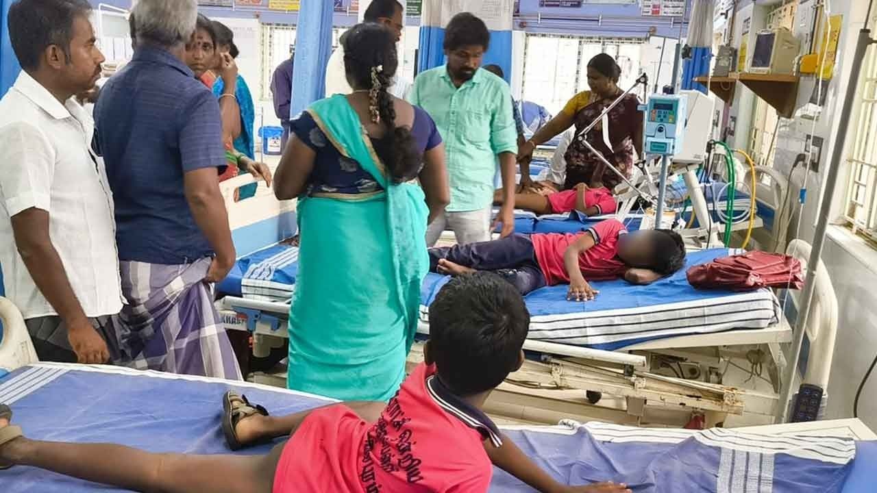 சுற்றுச் சுவர் இல்லாத அரசுப் பள்ளி வளாகம்; தெரு நாய் கடித்து மாணவர்கள் காயம்!